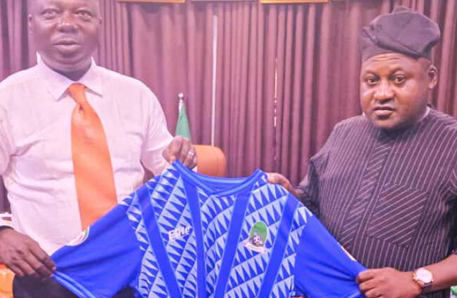 Nasarawa United’s chairman presents club kits to state Attorney General Nasarawa United’s chairman presents club kits to state Attorney General