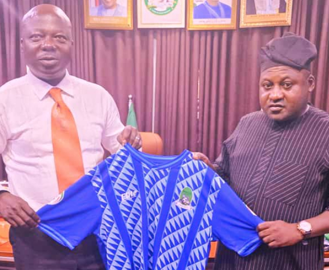 Nasarawa United’s chairman presents club kits to state Attorney General