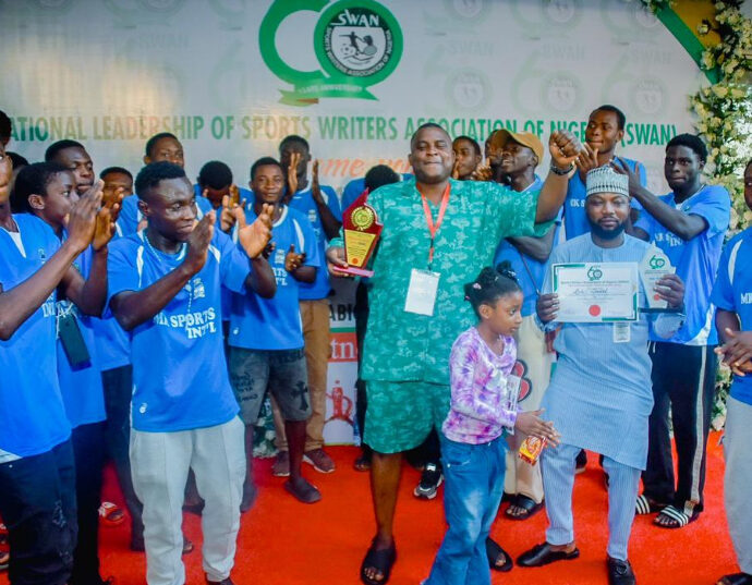 Pic’s galore: Makanjuola Nureni receiving the Distinguished Service Award