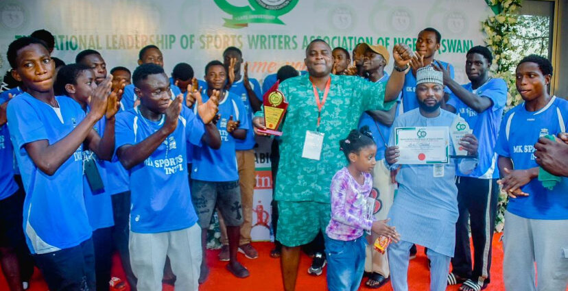 Pic’s galore: Makanjuola Nureni receiving the Distinguished Service Award Pic’s galore: Makanjuola Nureni receiving the Distinguished Service Award