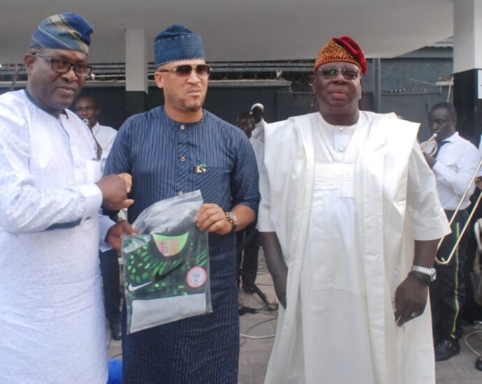 Authentic Nigeria Football and Allied Supporters Club Honours Retired Police Officers at SCID Panti Authentic Nigeria Football and Allied Supporters Club Honours Retired Police Officers at SCID Panti