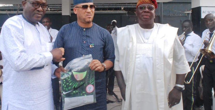 Authentic Nigeria Football and Allied Supporters Club Honours Retired Police Officers at SCID Panti Authentic Nigeria Football and Allied Supporters Club Honours Retired Police Officers at SCID Panti